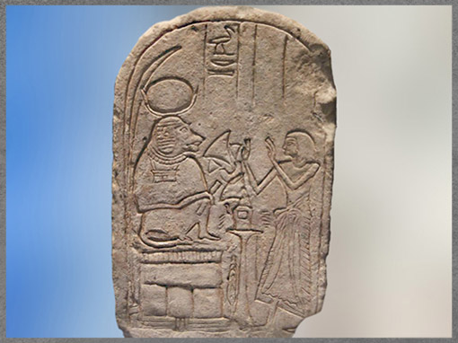 D’après Thot babouin et adorateur, stèle, style hermopolitain, possible vestige du temple de Thot d'Hermopolis, Nouvel Empire, Égypte ancienne. (Marsailly/Blogostelle)