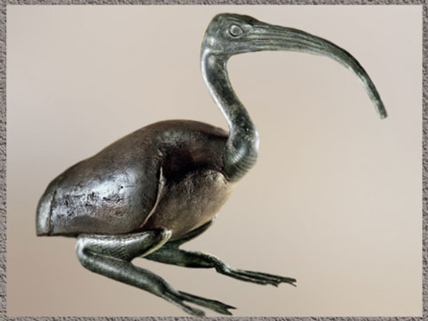 D'après un ibis, oiseau des marais symbole du dieu Thot, bronze, bois et feuilles d'or, 332-30 avjc, époque ptolémaïque, Égypte ancienne. (Marsailly/Blogostelle)