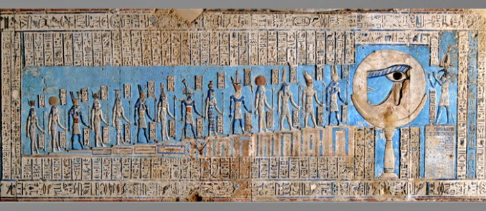 D’après Thot maître de la Lune, œil Oudjat dans le disque lunaire, relief peint, temple d'Hathor, Dendéra, époque Ptolémaïque, Égypte ancienne. (Marsailly/Blogostelle) 