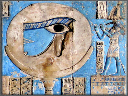 D’après Thot maître de la Lune, œil Oudjat dans le disque lunaire, détail, relief peint, temple d'Hathor, Dendéra, époque Ptolémaïque, Égypte ancienne. (Marsailly/Blogostelle) 