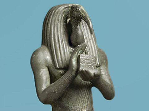 D’après le dieu Thot tenant l'œil Oudjat d'Horus, symbole d’intégrité physique et divine, statuette, alliage cuivreux, 664 -332 avjc, Basse Époque, Égypte ancienne. (Marsailly/Blogostelle) 