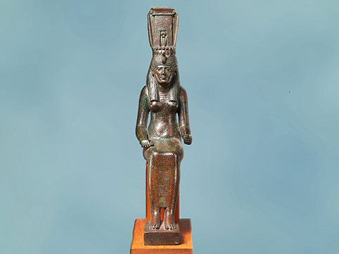 D’après la déesse Nehemetaouay, épouse de Thot à Hermopolis, statuette, métal cuivreux, 550-300 avjc, Basse Epoque,  Égypte Ancienne. (Marsailly/Blogostelle)