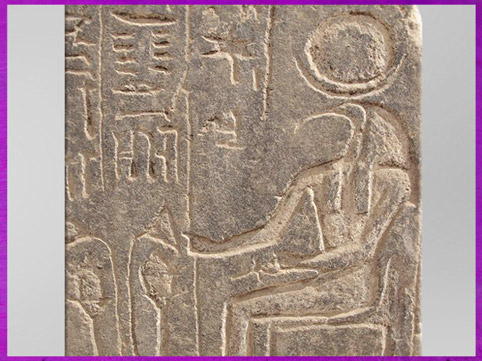 D’après le dieu Thot coiffé du disque lunaire, relief, détail, stèle de granit, temple de Thot, Nouvel Empire, Hermopolis, actuel el-Ashmunein, Égypte ancienne. (Marsailly/Blogostelle)