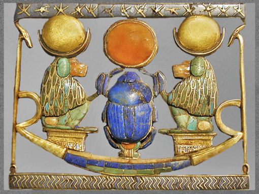 D’après Thot babouin et le Soleil Levant Khépri, pectoral, tombe de Toutânkhamon, XVIIIe dynastie, vallée des Rois, Nouvel Empire, Égypte ancienne. (Marsailly/Blogostelle)