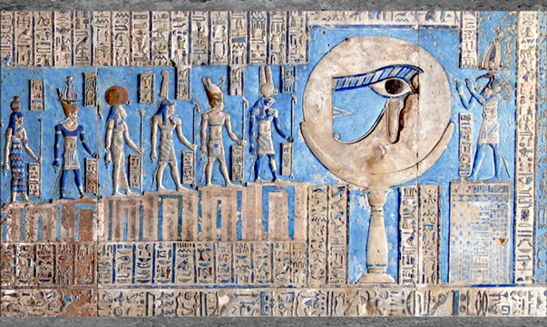 D’après Thot maître de la Lune ou œil de la Lune et pleine Lune, relief peint, temple d’Hathor, Dendérah, époque ptolémaïque, Égypte ancienne. (Marsailly/Blogostelle)