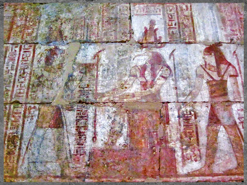 D’après Thot trônant et couronné, relief peint, temple de Qasr el-Agoûz, Médinet Habou, règne Ptolémée VIII Évergète II, époque Ptolémaïque, Égypte Ancienne. (Marsailly/Blogostelle)
