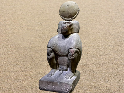 D’après Thot babouin coiffé du disque lunaire, statue, grès, provenance Abou Simbel, 1279-1213 avjc, XIXe dynastie, Nouvel Empire, Égypte ancienne. (Marsailly/Blogostelle)
