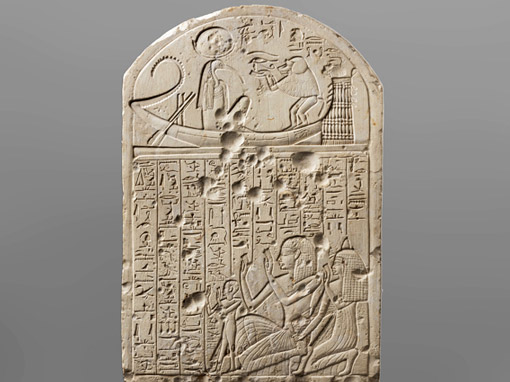 D’après la barque de Thot, ibis et babouin, et l'œil Oudjat, stèle votive de Neferrenpet et Huineferet, calcaire, 1292–1191 avjc, Deir el-Medina, Thèbes, XIXe dynastie, Nouvel Empire, Égypte ancienne. (Marsailly/Blogostelle)