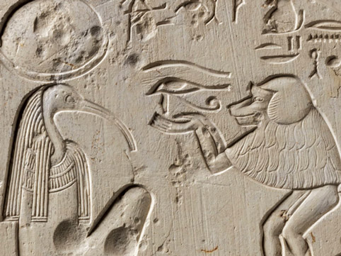 D’après Thot ibis, Thot babouin et l'œil Oudjat, stèle votive de Neferrenpet et Huineferet, calcaire, 1292–1191 avjc, Deir el-Medina, Thèbes, XIXe dynastie, Nouvel Empire, Égypte ancienne. (Marsailly/Blogostelle)