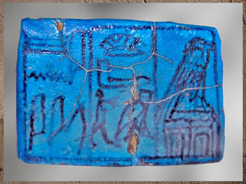 D’après un jeu de senet au nom de Amenhotep III (Aménophis III), faïence bleue, 1390-1353 avjc, XVIIIe dynastie, Nouvel Empire, Égypte Ancienne. (Marsailly/Blogostelle)