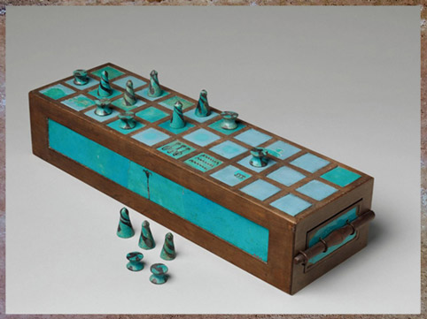 D’après un jeu de senet restauré, incrustations de faïence bleue, boîte et pions, tombe avec brunissoir à papyrus au nom du scribe Merymaat, Abydos, règne Thoutmôsis III, 1550-1295 avjc, XVIIIe dynastie, Nouvel Empire, Égypte ancienne. (Marsailly/Blogostelle)